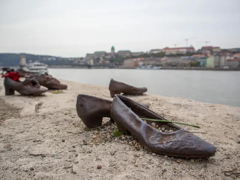 Love in the toe of an Italian shoe